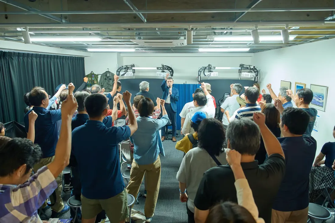 会場全員が拳を上げて盛り上がる様子