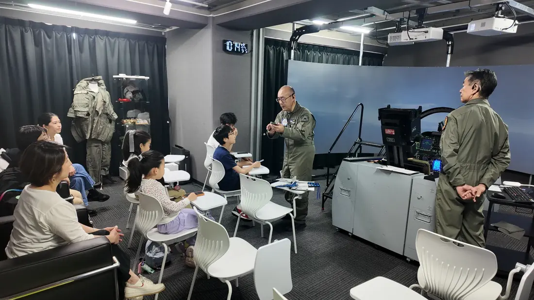 スタッフの説明を聞く参加者